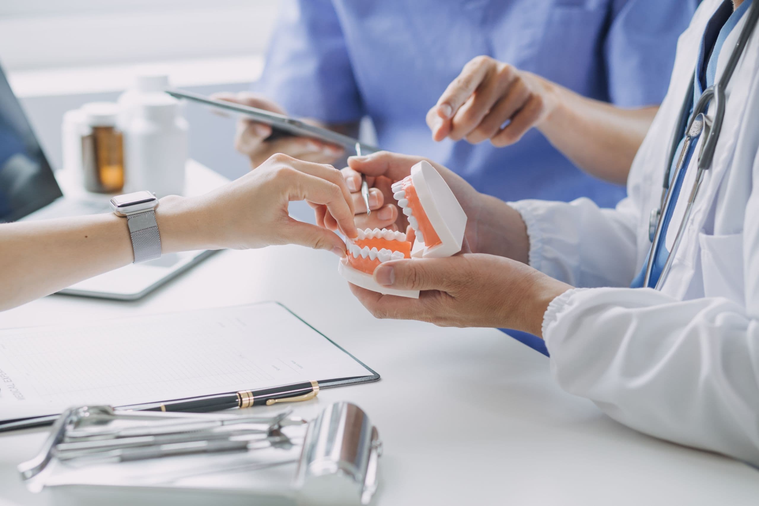 proteza dentara fixa vs. proteza dentara mobila